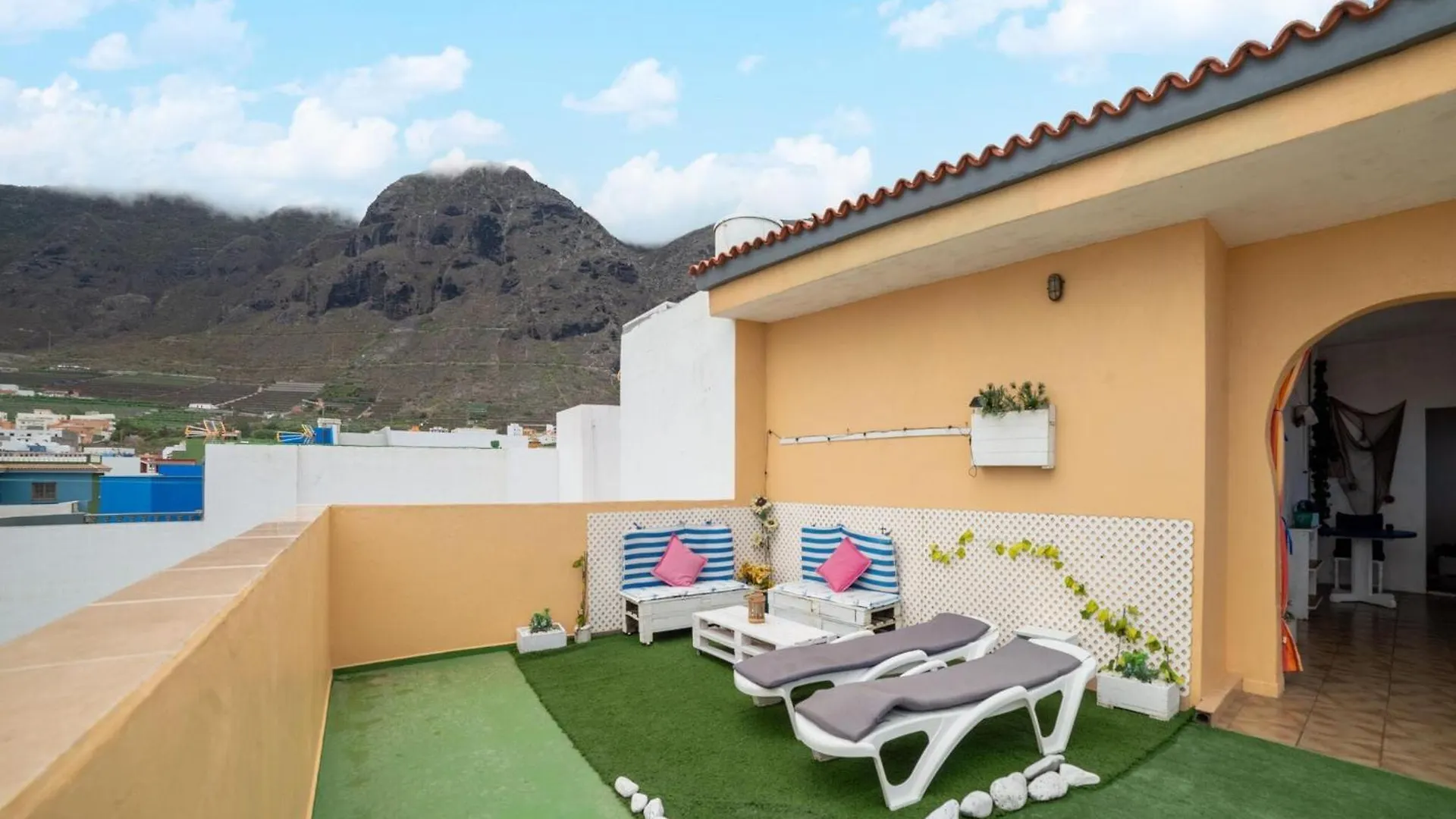 Vintage Style Holiday Home Near The Beach Los Silos